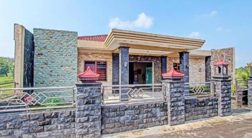 Oyo 91353 Hotel Surya Andesa Klaten Екстер'єр фото